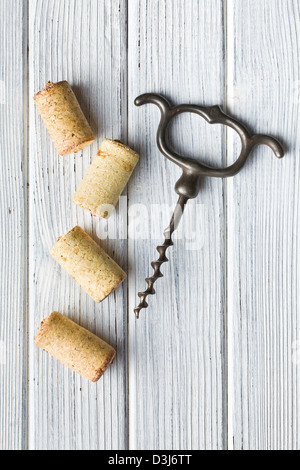 Vintage Korkenzieher und Weinkorken auf Holztisch Stockfoto