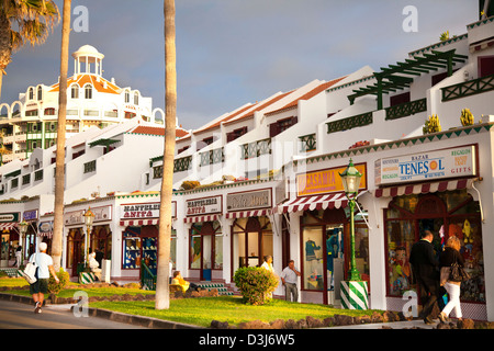 Geschäfte und Promenade in Los Cristianos, Teneriffa, Kanarische Inseln Stockfoto