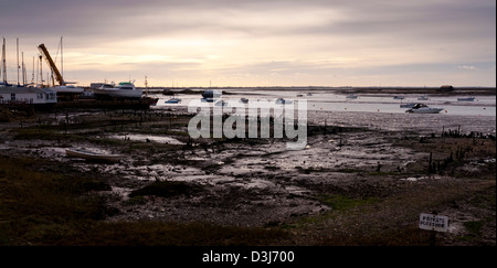 Blick auf das Meer mit Booten über das Wattenmeer auf West Mersea, Essex Stockfoto