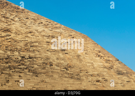 Nahaufnahme der Winkeländerung, der Cheops Pyramide (2600 v. Chr.), Dahshur, Ägypten gebogen Stockfoto