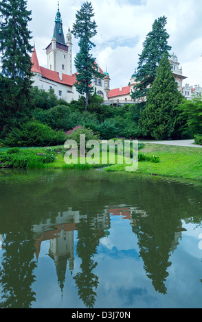 Schloss Pruhonice Sommer Blick auf den Park mit See in Prag, Tschechien. Wurde im 12. Jahrhundert gegründet. Stockfoto