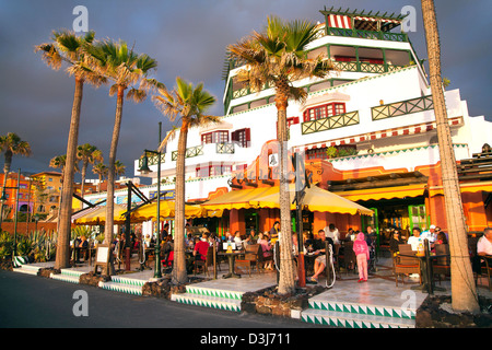 Cafe del Parque Terrasse und Promenade in Los Cristianos, Teneriffa, Kanarische Inseln Stockfoto