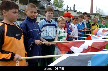 (Dpa) - stehen die Mannschaftsführer der zwölf Teams, die an der Kinder Fußball-Europameisterschaft in Datei, während mit ihrer nationalen Flagge in der Hand auf dem Spielfeld in Hof, Deutschland, 2. Mai 2004. Die Länder unter den teilnehmenden Teams sind (v.l) Estland, Lettland, Litauen, gemeinsame Team aus Deutschland/Tschechische Republik, Polen, Deutschland, Slowenien, Zypern, Slowakei Stockfoto