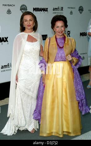 (Dpa) - Barbara Grant (L), Frau des britischen Schauspielers Cary Grant und französische Schauspielerin Leslie Caron Lächeln und posieren zusammen im Kino AmfAR gegen AIDS 2004 Benefiz-Gala im Restaurant Moulin de Mougins bei Cannes, Frankreich, 20. Mai 2004. Stockfoto