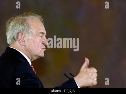 (Dpa) - als er anlässlich des Seins spricht ausgezeichnet Bundespräsident Johannes Rau Gesten der "Goldenen Kugelkreuzes" (goldene Runde Kreuz) im Schloss Bellevue in Berlin, Deutschland, 19. Mai 2004. Die Auszeichnung der "Arbeitsgemeinschaft der Evangelischen Jugend in Deutschland" (Deutsche Evangelische Jugend) war die letzte Amtshandlung auf der Burg, die massive Re unterzogen werden soll Stockfoto