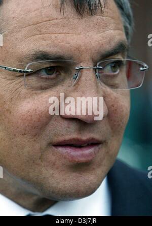 (Dpa-Dateien) - Stuttgarter Fußball-Trainer Felix Magath in der AWD-Arena in Hannover, Deutschland, 24. April 2004 abgebildet. Magath bestätigt auf Mittwoch, 19. Mai 2004, dass er einen Vertrag als Trainer des FC Bayern München hatte und dass Verhandlungen geführt wurden, um ihn auf 1. Juli, ein Jahr früher als ursprünglich geplant. Magath, 50, kam 2001 nach Stuttgart und bildeten einem jungen Team welches finish Stockfoto