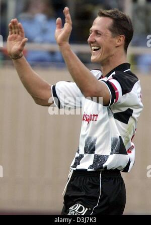 (Dpa) - deutscher Formel-1-Fahrer Michael Schumacher feiert ein Ziel während ein Benefiz-Fußballspiel in Monaco, 18. Mai 2004. Eine Gruppe von Formel-1-Rennfahrer spielten gegen eine Mannschaft, angeführt von Prinz Albert von Monaco. Prinz Albert-Team gewann das Spiel 4: 3. Formel 1 Grand Prix von Monaco wird am Sonntag, 23. Mai 2004 stattfinden. Stockfoto