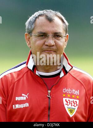 (Dpa) - Felix Magath, aktuelle Trainer des deutschen Bundesligisten VfB Stuttgart, seine Spieler Durng Uhren ein Übungsbeispiel in Stuttgart, Deutschland, 19. Mai 2004. Früher hatte er bestätigt, dass er einen Vertrag hatte, Trainer der Stuttgarter Liga Rivalen FC Bayern München ab 1. Juli 2005 zu werden. Zudem räumte er ein, dass sie die laufenden Verhandlungen zwischen den beiden vereinen das c sind Stockfoto