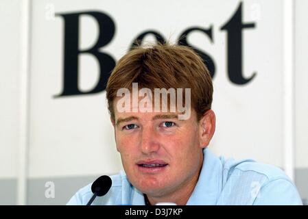 (Dpa) - South African Golf spricht pro Ernie Els, der derzeit Dritter in der Golf-Weltrangliste rangiert ist, während einer Pressekonferenz auf dem Golfplatz in St. Leon-Rot bei Heidelberg, 19. Mai 2004. In 2004 die Deutsche Bank ± SAP Open Golfturnier Sport Elite trifft sich vom 20. Mai bis 23. Mai um Sieg und 3 Millionen Euro Preisgeld kämpfen. Stockfoto