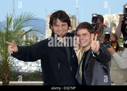 (Dpa) - österreichische Regisseur Hans Weingartner und deutsche Schauspieler Daniel Bruehl (R) Geste und Lächeln, als sie bei der 57. Filmfestspielen in Cannes, Frankreich, 17. Mai 2004 darstellen. Weingartner und Brühler förderte ihren neuen Film "Die Fetten Jahre Sind Vorbei" (die fetten Jahre sind vorbei) das ist auch der erste deutschsprachige Film seit elf Jahren zur Teilnahme am Festival. Stockfoto