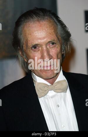 (Dpa) - US-Schauspieler David Carradine lächelt, als er den 57. Filmfestspielen in Cannes, Frankreich, 16. Mai 2004 besucht. Stockfoto