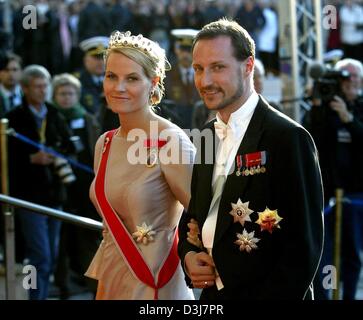 (Dpa) - am Vorabend der Hochzeit von Kronprinz Frederik von Dänemark und Mary Donaldson, Kronprinzessin Mette-Marit und Kronprinz Haakon von Norwegen kommen für eine Gala am Königlichen Theater in Kopenhagen, 13. Mai 2004. Stockfoto