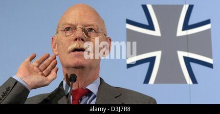 (Dpa) - deutsche Verteidigung Minister Peter Struck baut auf den Status der deutschen Truppen, die derzeit im Ausland während einer Pressekonferenz in Berlin, Deutschland, 18. Mai 2004 bereitgestellt. Struck betonte die Bedeutung der Bundeswehr "zivil-militärische Zusammenarbeit" (CIMIC). Stockfoto