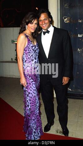 (Dpa) - Schauspielerin und Top Model Elizabeth Hurley und ihr Freund Arun Nayer, "Chopard Trophäe Awards ankommen" zeigen am Rande der Filmfestspiele in Cannes, Frankreich, 14. Mai 2004. Stockfoto