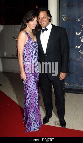 (Dpa) - Schauspielerin und Top Model Elizabeth Hurley und ihr Freund Arun Nayer, "Chopard Trophäe Awards ankommen" zeigen am Rande der Filmfestspiele in Cannes, Frankreich, 14. Mai 2004. Stockfoto