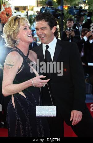 (Dpa) - Hollywood-Paar, Antonio Banderas und Melanie Griffith posieren vor der Vorführung von dem animierten Film "Shrek 2" während der 57. Filmfestspiele in Cannes, Frankreich, 15. Mai 2004. Antonio Banderas ist die Stimme der "Puss in Boots" im zweiten Film mit dem grünen Monster. "Shrek 2" läuft im Wettbewerb um die Goldene Palme ausgezeichnet. Stockfoto