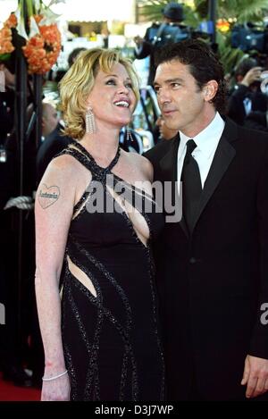 (Dpa) - Hollywood-Paar, Antonio Banderas und Melanie Griffith posieren vor der Vorführung von dem animierten Film "Shrek 2" während der 57. Filmfestspiele in Cannes, Frankreich, 15. Mai 2004. Antonio Banderas ist die Stimme der "Puss in Boots" im zweiten Film mit dem grünen Monster. "Shrek 2" läuft im Wettbewerb um die Goldene Palme ausgezeichnet. Stockfoto
