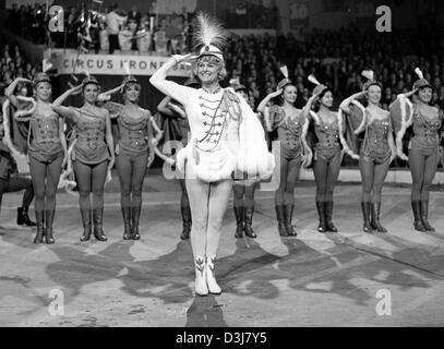 (Dpa-Dateien) - deutsch-österreichische Schauspielerin und Tänzerin Marika Roekk tritt in einem Zirkus zeigen im Circus Krone in München, Deutschland, 10. Dezember 1965. Marika Roekk starb im Alter von 90 in ihrem Haus in der Nähe von Wien am 16. Mai 2004. Roekk stieg zum Ruhm in den 1940er Jahren, die Ann der 1950er Jahre in zahlreichen Musicals und Revuetheater zeigt und weiterhin bis vor fünf Jahren. Stockfoto