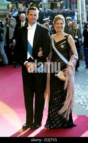 (Dpa) - am Vorabend der Hochzeit von Kronprinz Frederik von Dänemark und Mary Donaldson, Infantin Cristina von Spanien und ihr Ehemann Inaki Urdangarin kommen für eine Gala am Königlichen Theater in Kopenhagen, 13. Mai 2004. Stockfoto