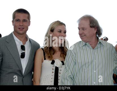 (Dpa) - Hollywood-star Brad Pitt, deutsche Schauspielerin Diane Kruger und dem deutschen Regisseur Wolfgang Petersen (von L bis R) präsentieren ihren neuen Film "Troja" bei den 57. Filmfestspielen in Cannes, Frankreich, 13. Mai 2004. In dem Film spielt Pitt griechischen Helden Achilles und Kruger spielt die schöne Helena. Stockfoto