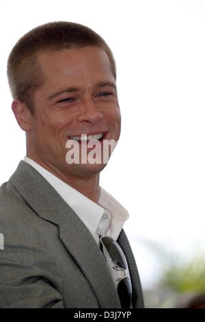 (Dpa) - Hollywood-star Brad Pitt präsentiert seinen neuen Film "Troja" bei den 57. Filmfestspielen in Cannes, Frankreich, 13. Mai 2004. In dem Film spielt Pitt griechischen Helden Achilles. Stockfoto