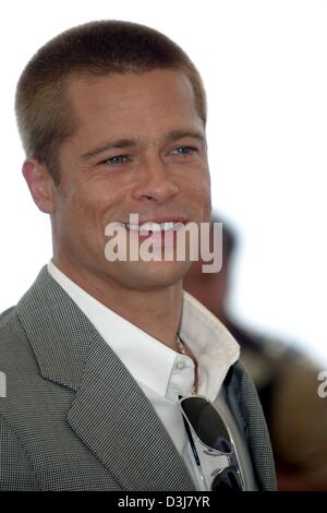 (Dpa) - Hollywood-star Brad Pitt präsentiert seinen neuen Film "Troja" bei den 57. Filmfestspielen in Cannes, Frankreich, 13. Mai 2004. In dem Film spielt Pitt griechischen Helden Achilles. Stockfoto