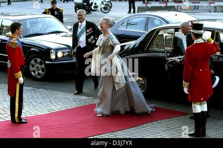 (Dpa) - am Vorabend der Hochzeit ihres Sohnes, Kronprinz Frederik von Dänemark und Mary Donaldson, Königin Margrethe II. von Dänemark kommt für eine Gala am Königlichen Theater in Kopenhagen, 13. Mai 2004. Stockfoto