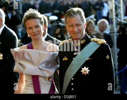 (Dpa) - am Vorabend der Hochzeit von Kronprinz Frederik von Dänemark und Mary Donaldson, Kronprinzessin Mathilde und Kronprinz Philippe von Belgien kommen für eine Gala am Königlichen Theater in Kopenhagen, 13. Mai 2004. Stockfoto