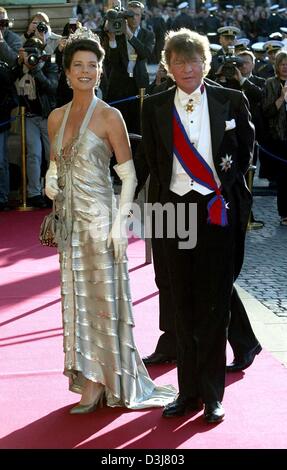 (Dpa) - am Vorabend der Hochzeit von Kronprinz Frederik von Dänemark und Mary Donaldson, Prinzessin Caroline und Prinz Ernst August von Hannover kommen für eine Gala am Königlichen Theater in Kopenhagen, 13. Mai 2004. Stockfoto