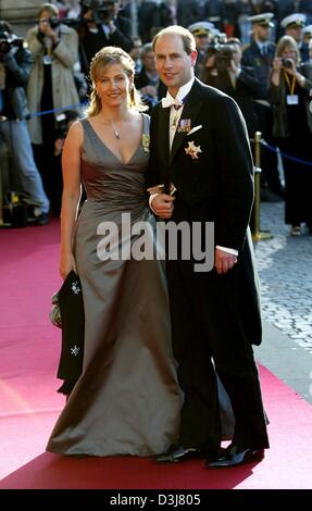 (Dpa) - am Vorabend der Hochzeit von Kronprinz Frederik von Dänemark und Mary Donaldson, Prinz Edward von Großbritannien und seiner Frau Sophie von Wessex kommen für eine Gala am Königlichen Theater in Kopenhagen, 13. Mai 2004. Stockfoto