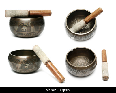 Tibetische Klangschale set isoliert auf weiss Stockfoto