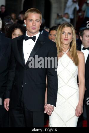 (Dpa) - Hollywood-star Brad Pitt und seine Frau Jennifer Aniston darstellen und halten Hände nach ihrer Ankunft bei der Präsentation von Pitts neuem Film "Troja" bei den 57. Filmfestspielen in Cannes, Frankreich, 13. Mai 2004. In dem Film spielt Pitt griechischen Helden Achilles. Stockfoto