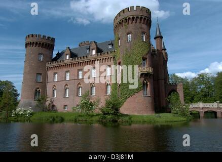 (Dpa) - ein Blick auf Schloss Moyland und den umgebenden Wassergraben in Bedburg-Hau, Deutschland, 5. Mai 2004. Das Schloss beherbergt ein Museum mit neben Kunst und historischen Sammlungen aus der Region auch der große Joseph Beuys Archiv, wo Hans und Franz-Josef van der Grinten um 100,00 Dokumente, Briefe und Fotos von ihrem lebenslangen Freund und Künstler Jos gesammelt Stockfoto