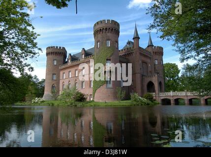 (Dpa) - ein Blick auf Schloss Moyland und den umgebenden Wassergraben in Bedburg-Hau, Deutschland, 5. Mai 2004. Das Schloss beherbergt ein Museum mit neben Kunst und historischen Sammlungen aus der Region auch der große Joseph Beuys Archiv, wo Hans und Franz-Josef van der Grinten um 100,00 Dokumente, Briefe und Fotos von ihrem lebenslangen Freund und Künstler Jos gesammelt Stockfoto