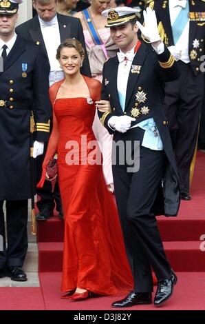 (Dpa) - Lächeln spanischen Kronprinzen Felipe (R) und seiner Verlobten Letizia Ortiz, beim Verlassen der Kathedrale nach der Hochzeit der dänische Kronprinz Frederik und Mary Donaldson in Kopenhagen, Dänemark, Freitag, 14. Mai 2004. Alle europäischen Königshäusern waren unter den 800 geladenen Gästen, die die Hochzeit besucht. Stockfoto