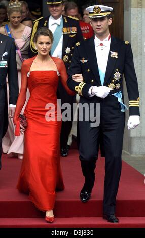 (Dpa) - Lächeln spanischen Kronprinzen Felipe (R) und seiner Verlobten Letizia Ortiz, beim Verlassen der Kathedrale nach der Hochzeit der dänische Kronprinz Frederik und Mary Donaldson in Kopenhagen, Dänemark, Freitag, 14. Mai 2004. Alle europäischen Königshäusern waren unter den 800 geladenen Gästen, die die Hochzeit besucht. Stockfoto