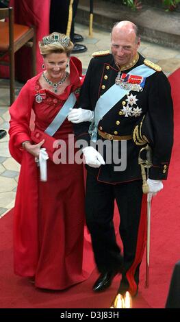 (Dpa) - King Harald (R) und Königin Sonja von Norwegen zu Lächeln, als sie die Kathedrale nach der Hochzeit der dänische Kronprinz Frederik und Mary Donaldson in Kopenhagen, Dänemark, Freitag, 14. Mai 2004 verlassen. Alle europäischen Königshäusern waren unter den 800 geladenen Gästen, die die Hochzeit besucht. Stockfoto