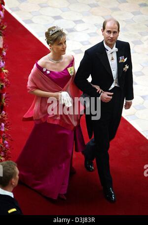 (Dpa) - Gräfin Sophie von Wessex (L) und Prinz Edward kommen bei der Hochzeit von Kronprinz Frederik und Mary Donaldson in der Kathedrale in Kopenhagen, Dänemark, Dänisch Freitag, 14. Mai 2004. Alle europäischen Königshäusern waren unter den 800 geladenen Gästen, die die Hochzeit besucht. Stockfoto