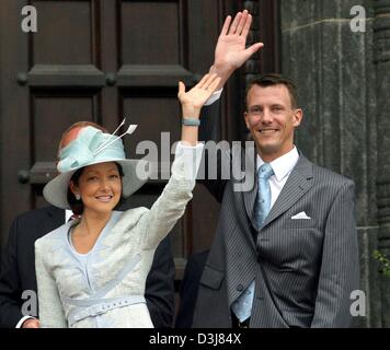 (Dpa) - Prinz Joachim von Dänemark und seine Frau, Prinzessin Alexandra, Welle, wie sie im Rathaus in Kopenhagen, 12. Mai 2004 ankommen. Die dänische Hauptstadt ist immer bereit für die königliche Hochzeit von Kronprinz Frederik in Kopenhagen Kathedrale auf Freitag, 14. Mai 2004 stattfinden wird. Stockfoto