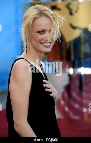 (Dpa) - deutsche Top-Model Franziska Knuppe lächelt, als sie bei den Laureus World Sports Awards 2004 in Lissabon, Portugal, 10. Mai 2004 ankommt. Stockfoto