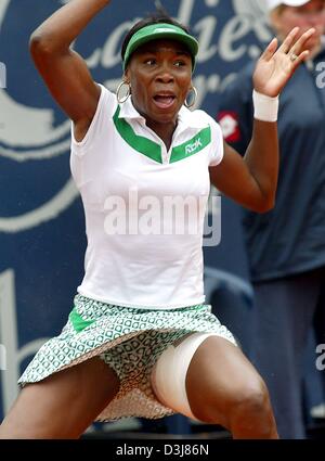 (Dpa) - US-Tennisspielerin Venus Williams springt und verletzt ihr Bein trotz bandagiertem Oberschenkel, während ihr Halbfinale gegen kroatische Karolina Sprem bei den Tennis German Open in Berlin, 8. Mai 2004. Sie gewann das Match in drei Sätzen (2:6, 6:3 und 6:4). Williams den linken Knöchel verletzt und die Verletzung zwang sie, die German Open Finale gegen Amelie Mauresmo Frankreichs auf Sunda verpassen Stockfoto