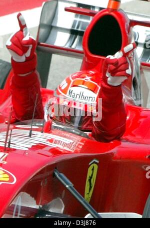 (Dpa) - Jubel deutschen Formel 1 Weltmeister Michael Schumacher Ferrari nach seinem fünften Sieg beim spanischen Grand Prix auf dem Circuit de Catalunya Rennen verfolgen in der Nähe von Barcelona, Spanien, 9. Mai 2004. Stockfoto