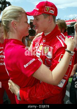 (Dpa) - deutsche Formel 1 Weltmeister Michael Schumacher Ferrari umarmt seine Frau Corinna nach seinem fünften Sieg beim spanischen Grand Prix auf dem Circuit de Catalunya Rennen verfolgen in der Nähe von Barcelona, Spanien, 9. Mai 2004. Stockfoto