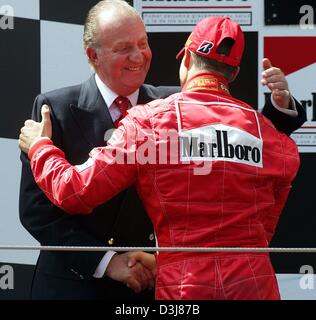 (Dpa) - spanische König Juan Carlos (L) gratuliert deutschen Formel 1-Weltmeister Michael Schumacher Ferrari, seinen fünften Sieg beim spanischen Grand Prix auf dem Circuit de Catalunya Rennen verfolgen in der Nähe von Barcelona, Spanien, 9. Mai 2004. Stockfoto