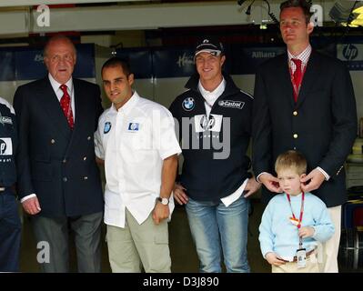 (Dpa) - spanischen König Juan Carlos (L) stellt zusammen mit Mitgliedern seiner Familie Inaki Urdangarin (R), Ehemann von Infantin Cristina und ihr Sohn Juan Valentin (vorne, R) und Formel 1 Piloten Montoya (2. v. L) Und Ralf Schumacher von BMW-Williams für ein Bild vor Beginn des Grand Prix von Spanien in der Formel 1 Rennstrecke in Barcelona, Spanien, 9. Mai 2004. Stockfoto