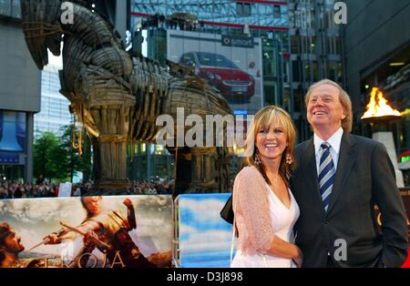 (Dpa) - Deutsche film Direktor Wolfgang Petersen (R) und seiner Frau Maria Lächeln bei ihrer Ankunft zur Premiere von Petersens neuer Film "Troja" in Berlin, 9. Mai 2004. Der Film wird in Deutschland am 13. Mai 2004 veröffentlicht werden. Stockfoto