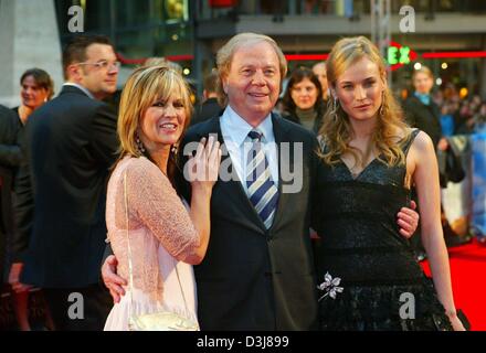 (Dpa) - deutscher Regisseur Wolfgang Petersen (C) gemeinsam mit seiner Frau Maria (L) und die deutsche Schauspielerin Diane Kruger bei ihrer Ankunft zur Premiere von Petersens neuer Film "Troja" in Berlin, 9. Mai 2004 stellt. Der Film wird in Deutschland am 13. Mai 2004 veröffentlicht werden. Stockfoto