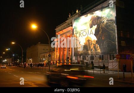 (Dpa) - hängt ein riesiges Plakat von der Fassade des "Kronprinzenpalais", die die Weltpremiere des Films "Troja" von Regisseur Wolfgang Petersen, Berlin, 9. Mai 2004 wirbt. Der Film wird in Deutschland am 13. Mai 2004 veröffentlicht werden. Stockfoto