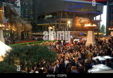 (Dpa) - Tausende von Menschen warten auf die Ankunft der Filmstars zur Weltpremiere ihres neuen Films "Troja" von Regisseur Wolfgang Petersen in Berlin, 9. Mai 2004. Der Film wird in Deutschland am 13. Mai 2004 veröffentlicht werden. Stockfoto