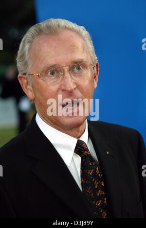 (Dpa) - Jürgen Hubbert, Vorsitzender des Mercedes-Benz und Mitglied im Vorstand der DaimlerChrysler unterhält mit jemandem aus Frame vor dem Start von der Laureus Sport for Good Foundation Dinner in Estoril, Portugal, 9. Mai 2004. Laureus World Sports Awards 2004 wird am 10. Mai 2004 verliehen. Stockfoto